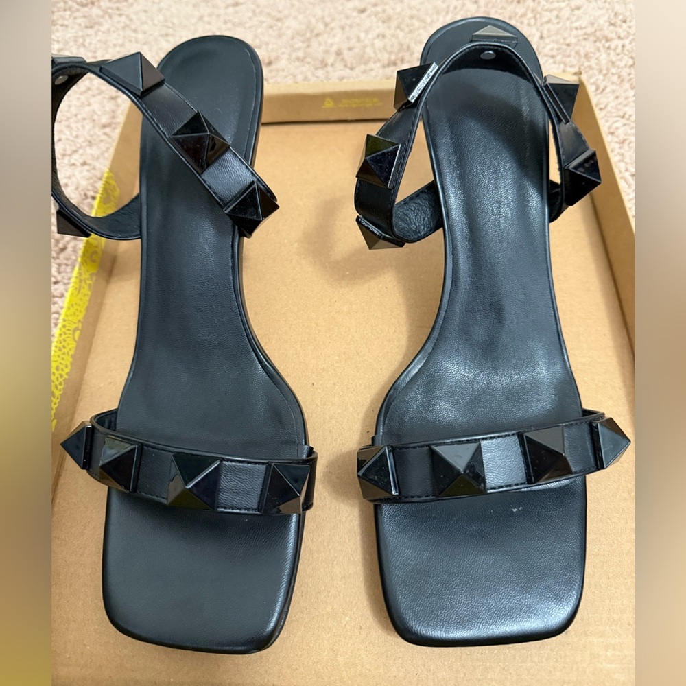 SHEIN Black Pyramid Stud Sandals
